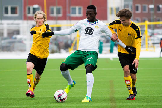 Hammarbys Amadayia Rennie uppvaktas av KuPS Urho Nissilä och Saku Savolainen
