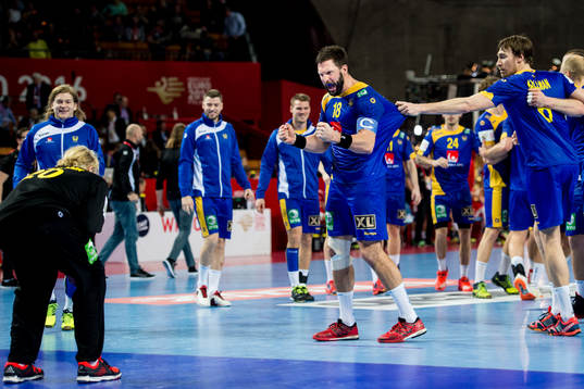Sveriges Tobias Karlsson (m) jublar mot målvakt Mikael