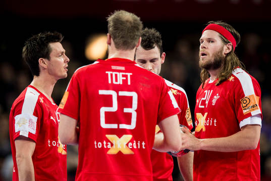 Danmarks Mikkel Hansen (th) i samtal med sina lagkamrater