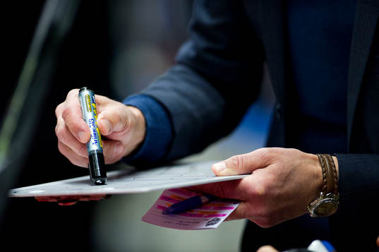 Modos assisterande tränare Fredrik Olausson pratar taktik