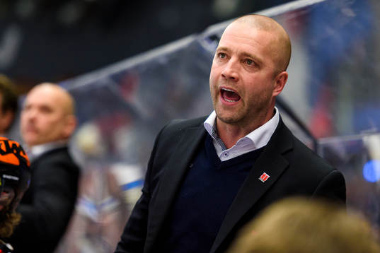 Örebros assisterande tränare Johan Tornberg skriker på