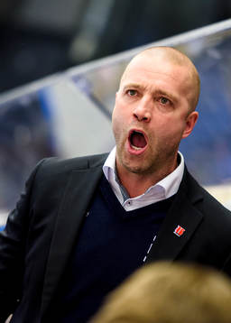 Örebros assisterande tränare Johan Tornberg skriker på