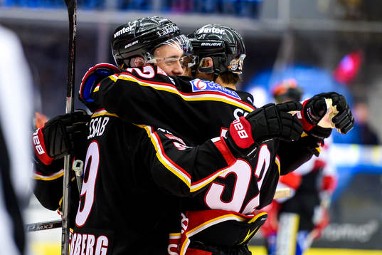 Örebros assisterande tränare Johan Tornberg skriker på