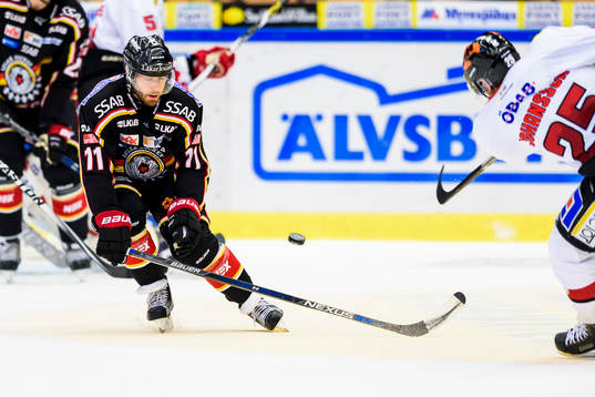 Luleås Jacob Micflikier täcker skott från Örebros