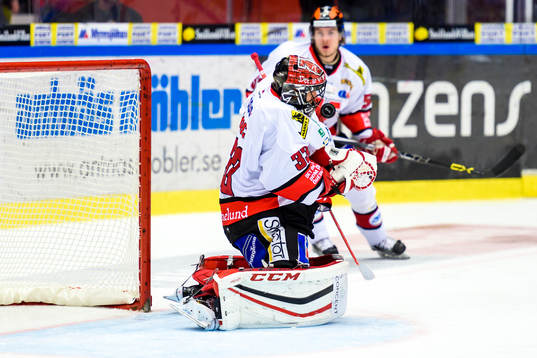 Örebros målvakt Julius Hudacek räddar ett skott