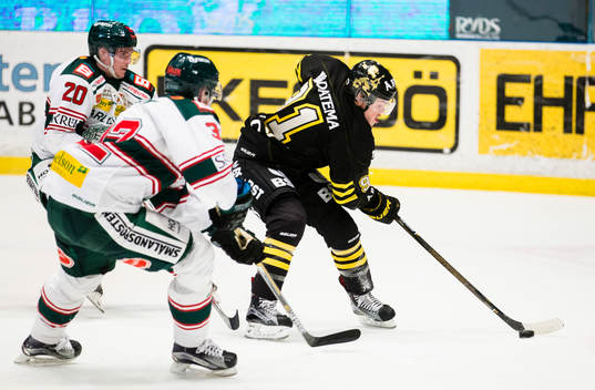 s Malte Strömwall jagas av Robin Olsson (m) och Adam