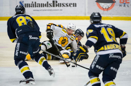 Kevin Stenlund och Erik Andersson ser Terry Broadhurst och