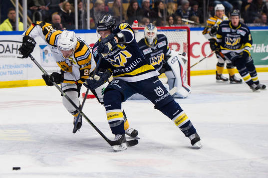 s Lawrence Pilut i kamp om pucken