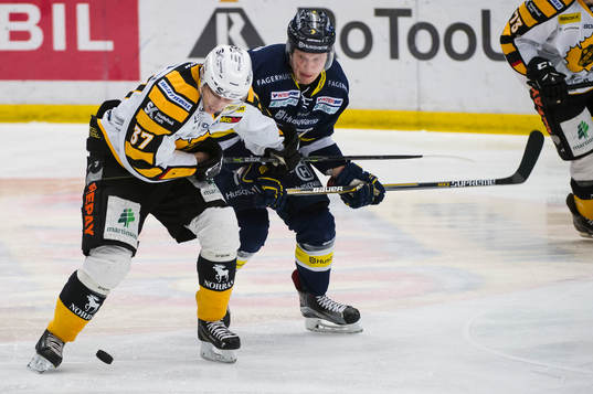 s Erik Andersson i kamp om pucken