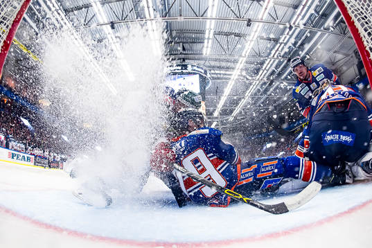 Frölundas Andreas Johnson (ej synlig i bild) gör mål 0-2
