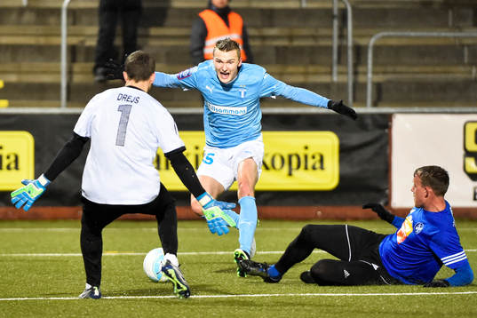 Malmös Piotr Johansson och Fremad Amagers målvakt Kim Drejs och Mike Mortensen