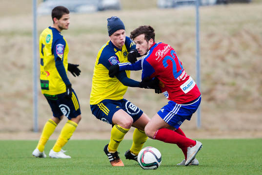 Ängelholms Sebastian Carlsen i duell med Tvååkers Arben Ajdarevic