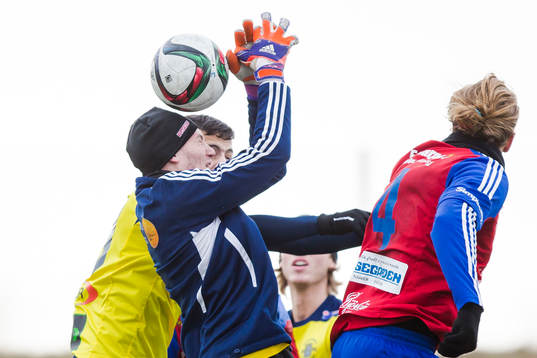 Tvååkers målvakt Joakim Dahlberg försöker få tag i