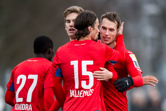 Helsingborgs spelare jublar efter 3-0 målet genom Linus Hallenius (m)