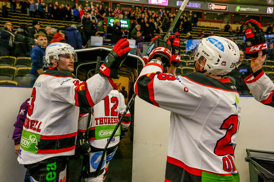 Malmö Redhawks Kent McDonell och Jens Olsson jublar
