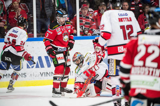 Malmö Redhawks Kent McDonell framför Örebros målvakt