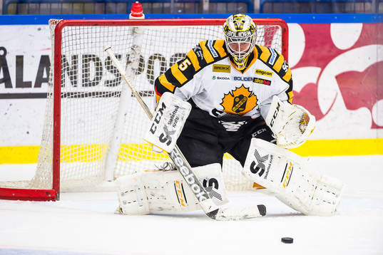 Skellefteås målvakt Markus Svensson stöter undan pucken