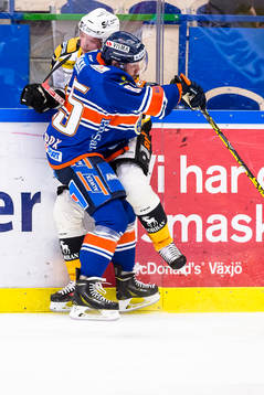 Växjös Liam Reddox tacklar Skellefteås Tim Heed