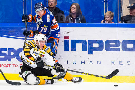 Skellefteås Erik Forssell faller