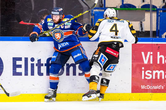 Växjös Liam Reddox tacklar Skellefteås Tim Heed