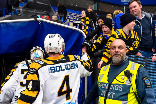 Skellefteås Tim Heed hälsar på supportrar