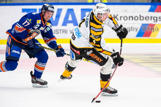 Skellefteås Tim Heed skjuter pucken. Växjös Alexander