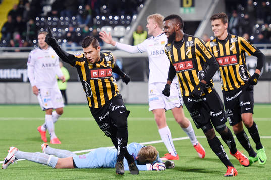 Häckens Paulo de Oliviera gör 1-0 och jublar med Tefu Mashamaite och Alexander Jeremejeff