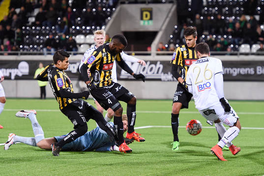 Häckens Tefu Mashamaite täcker GAIS målvakt Jesper