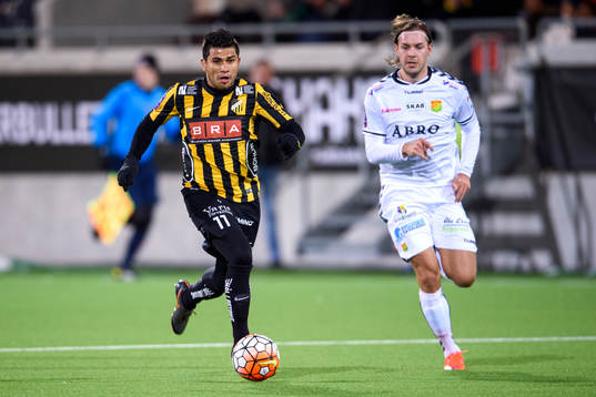 Häckens Paulo de Oliviera jagas av GAIS Danny Ervik