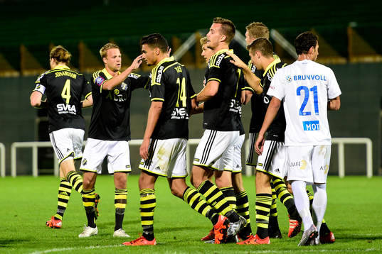 s Fredrik Brustad jublar med lagkamraterna efter 0-1 under försäsongsmatchen mellan Molde och AIK den 5 februari 2016 i Dubai.