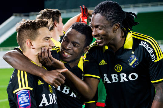 s Armin Affane firas av Rickson Mansiamina och Dickson Etuhu efter han satt den avgörande straffen under försäsongsmatchen mellan Molde och AIK den 5 februari 2016 i Dubai.