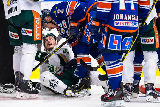 Färjestads John Persson faller