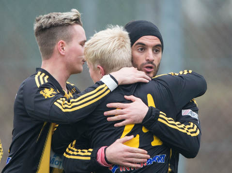 IFK Hässleholms Florent Stugova har gjort 1-0 och grattas