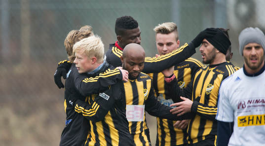 IFK Hässleholms Florent Stugova har gjort 1-0 och grattas