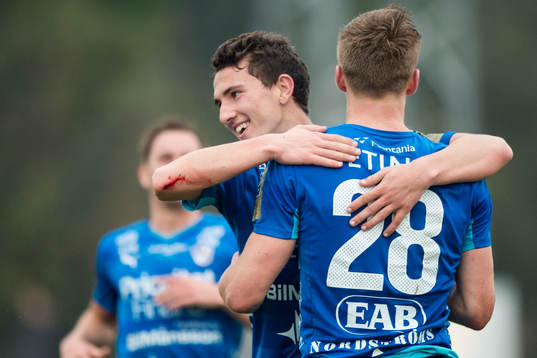 Halmstads Adnan Kojic kramar om Alexander Ruud efter 1-0 målet