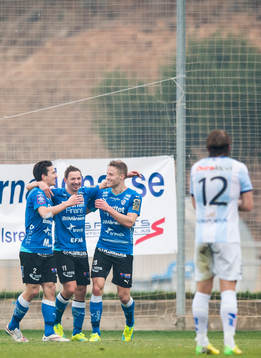 Halmstads Adnan Kojic (tv) och Alexander Ruud (th) jublar med Fredrik Olsson (m) efter 3-1 målet