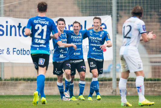 Halmstads Adnan Kojic (tv) och Alexander Ruud (th) jublar med Fredrik Olsson (m) efter 3-1 målet