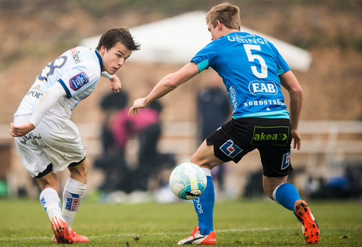Gefles Simon Skrabb klackar fram bollen förbi Halmstads Adrian Hallsö