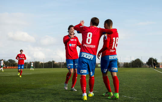 Helsingborgs Linus Hallenius och Martin Christensen jublar med Jordan Larsson efter 1-0 målet