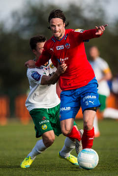 Helsingborgs Linus Hallenius tar sig förbi Hammarbys