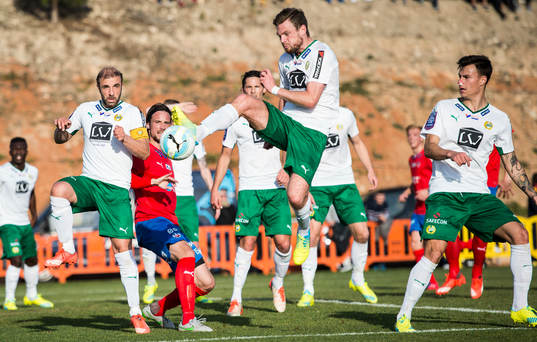 Hammarbys Kennedy Bakircioglu och Arnor Smarason rensar