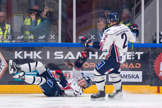 Linköpings Henrik Törnqvist har gjort 1-0 och jublar