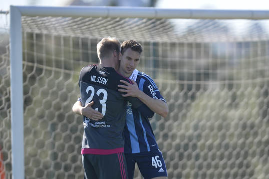 Djurgårdens målvakt Hampus Nilsson och Marcus Hansson jublar