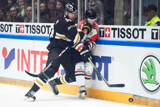 Kärpäts Jani Hakanpää och Frölundas Spencer Abbott