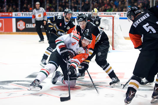 Frölundas Joel Lundqvist tekar mot Kärpäts Mika