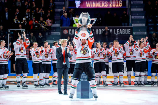 Frölundas Joel Lundqvist höjer pokalen