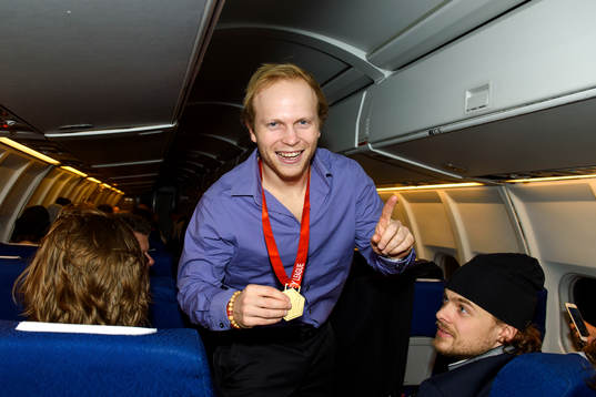Frölundas Ryan Lasch med sin guldmedalj på flyget på