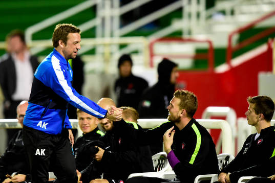 Malmö FFs tränare Allan Kuhn hälsar på spelarna på