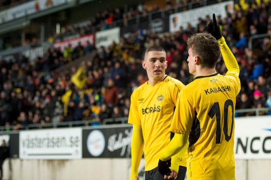 Elfsborgs Arian Kabashi (rygg mot kameran) jublar