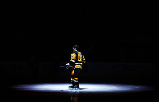 Pittsburghs Sidney Crosby blir upplyst av en spotlight vid